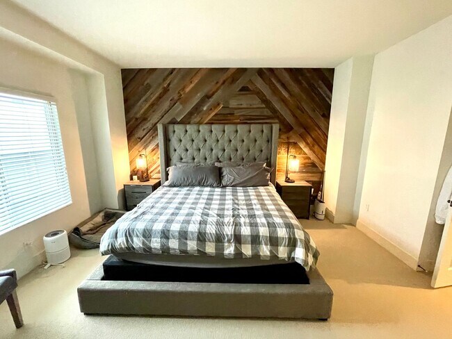 Building Photo - Modern and Chic 2 bed 2.5 bath in Newport Beach!!!