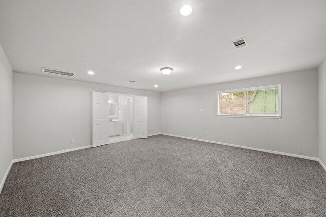 Building Photo - 4926 Hull St