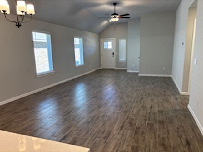 Building Photo - Stunning New Home