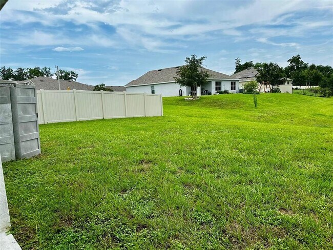Building Photo - 668 SE 65th Ave