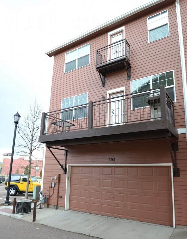 Building Photo - Beautiful Townhouse Downtown Colorado Springs