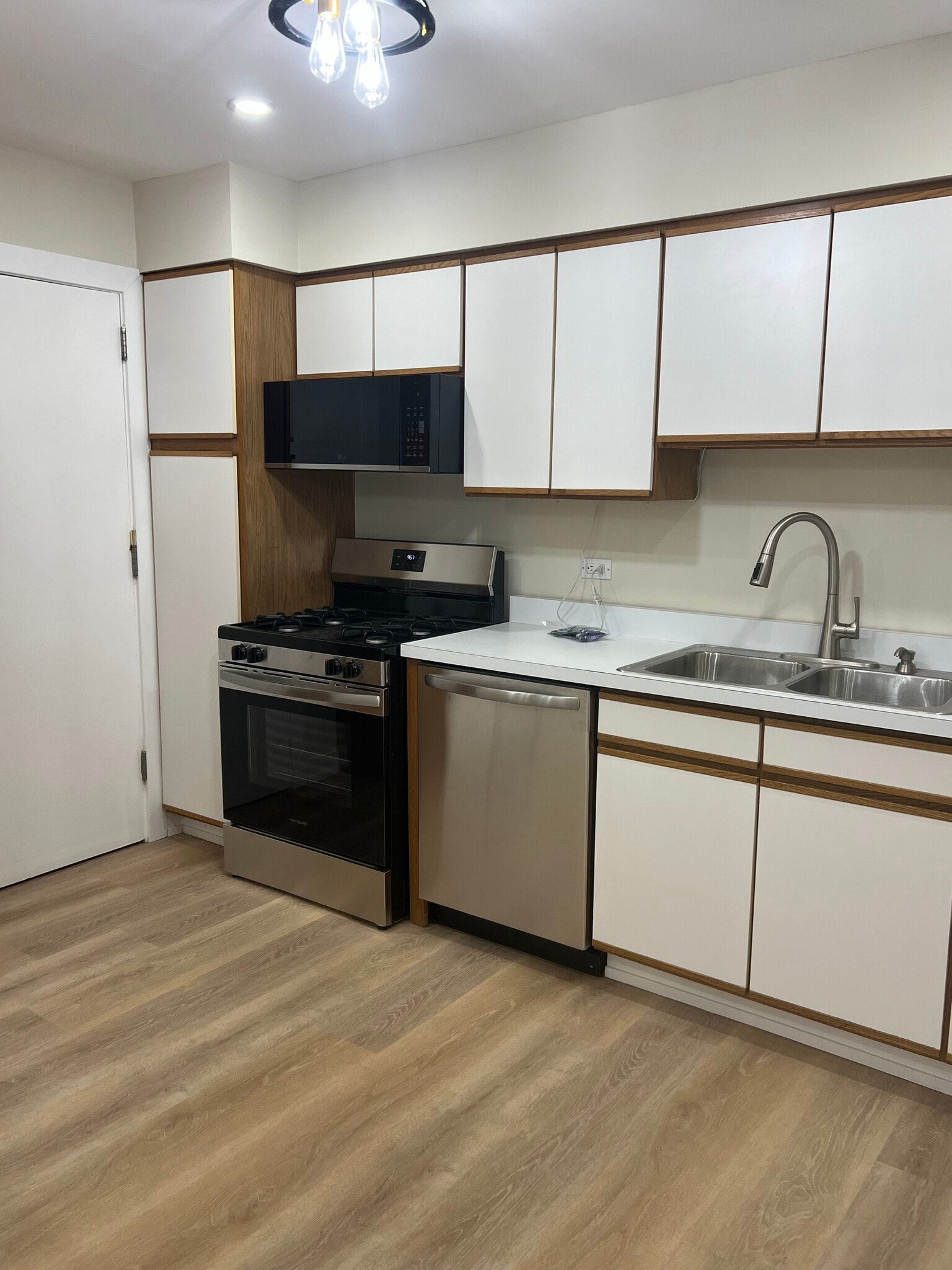 Kitchen - 10381 Dearlove Rd