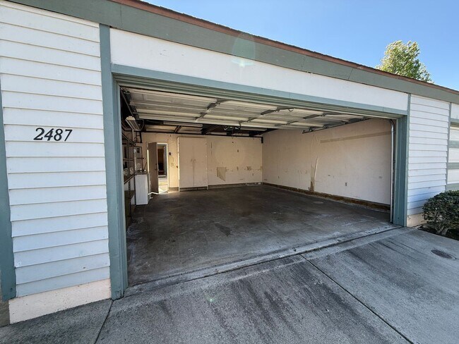 Building Photo - Charming Single-Level Townhome in Cape Concord