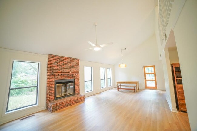 Building Photo - 2020 Cynthia Dr