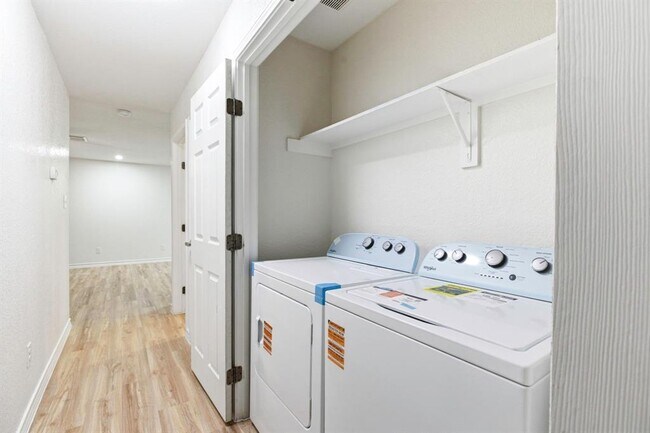 Building Photo - 823 N Commerce St