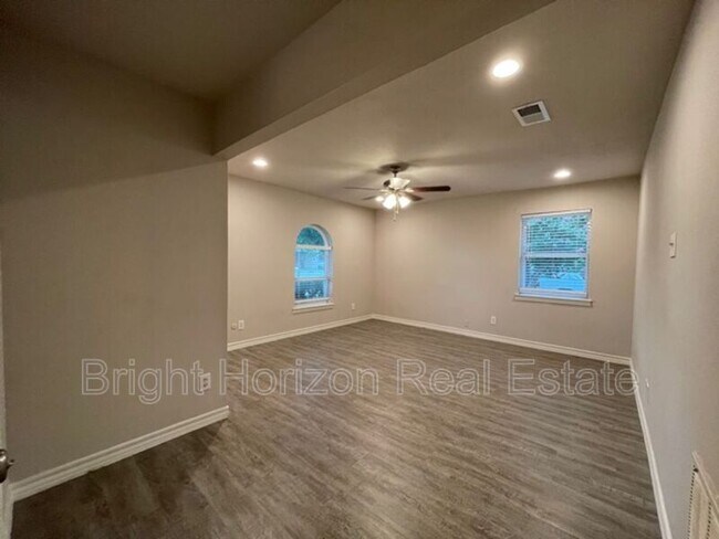 Building Photo - 1017 Mullins St