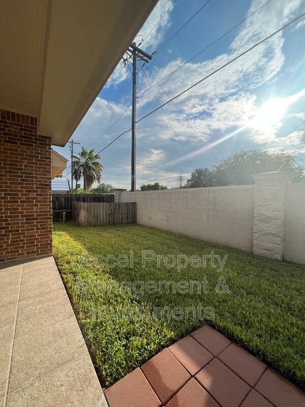 Building Photo - 711 N Abbott Ave