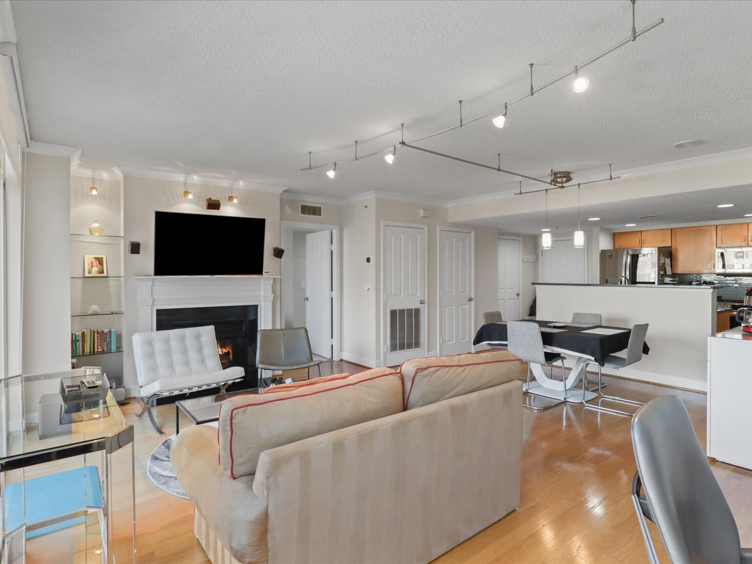 Building Photo - 1220 N Fillmore St