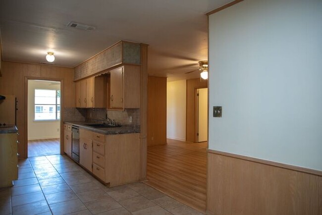 Building Photo - Available Now! 3 Bedroom 2 Bath Near TJC!