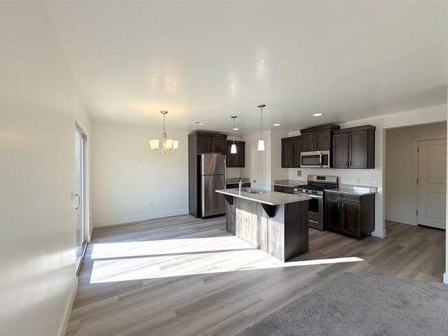 Building Photo - 4 Bed, 2.5 Bath home with 2 Car Garage