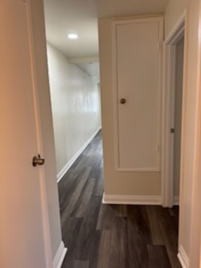 Building Photo - Upstairs Charming 2- bedroom condo