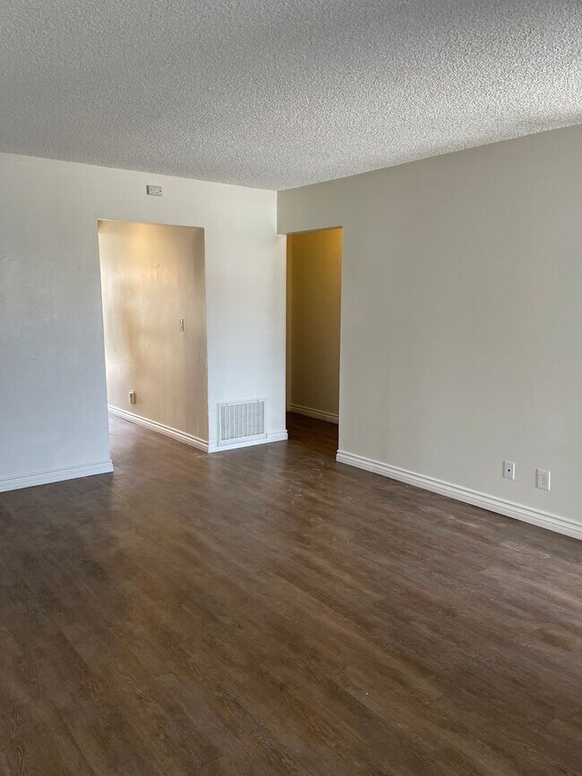 Building Photo - Lovely 2 bed, 2 bath Duplex Home in Orange