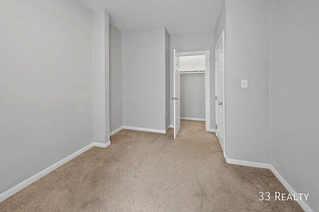 Building Photo - Spacious 4b/2b Top Floor, Wicker Park Avail July 1st!