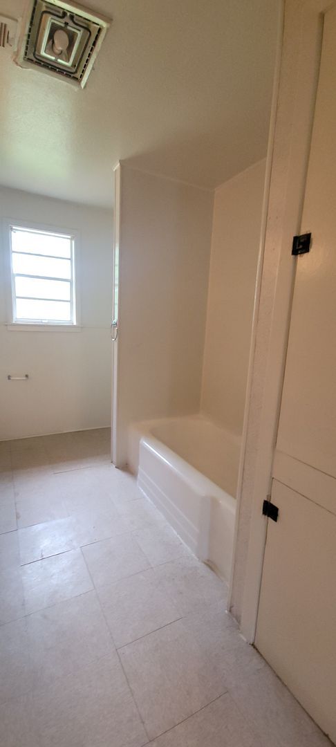 Building Photo - Huge 3 bedroom/1 bath upstairs apartment with Water, Gas Range and Refrigerator!