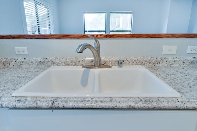 Building Photo - NW!! Gated!!! Clubhouse!!!Community Pool!!! 1st Floor Condo!!! Wood like floors!! No Carpet!!