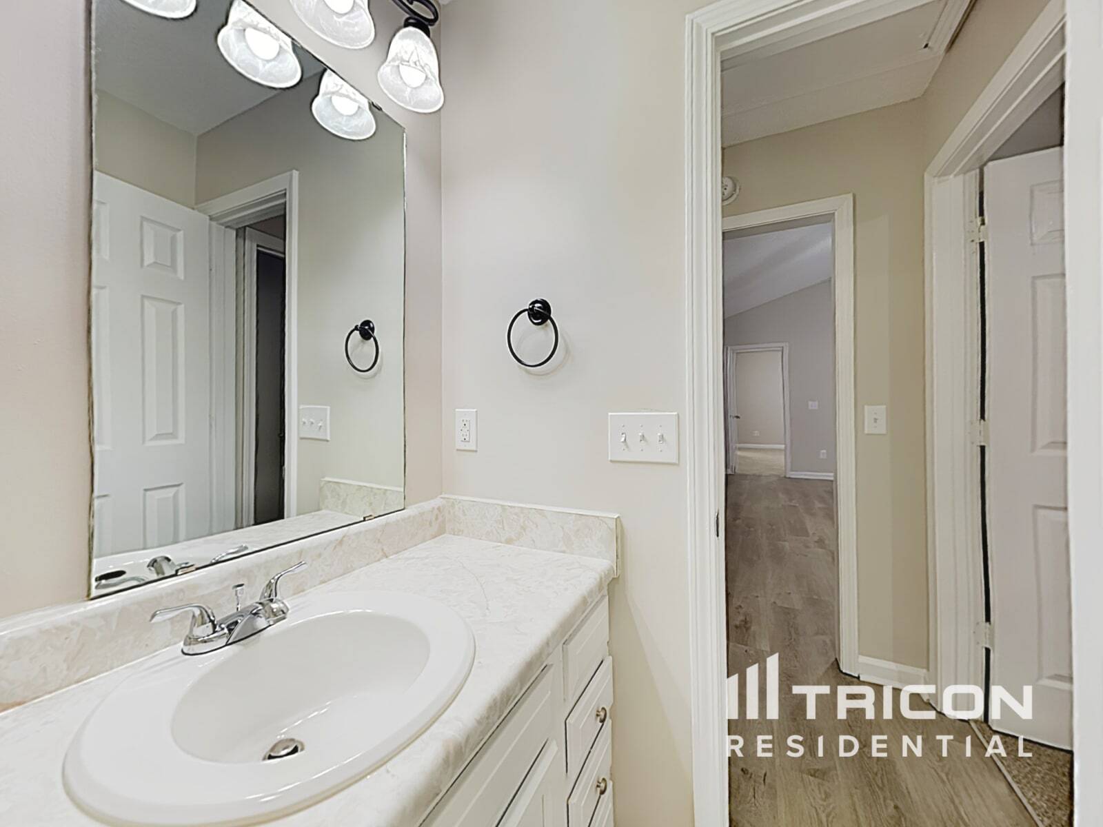 Building Photo - 615 Flicker St