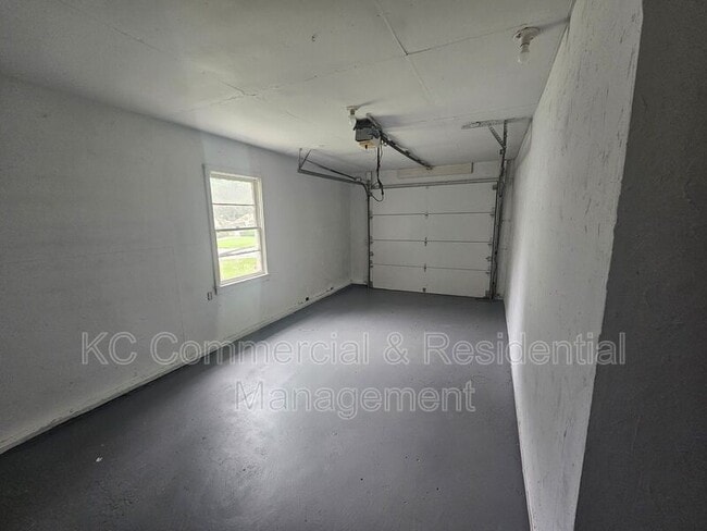 Building Photo - 800 E 75th Terrace
