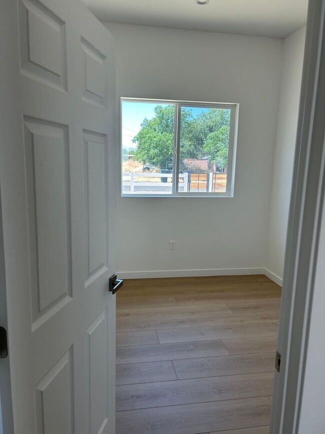 Building Photo - Stunning 3 Bedroom 2 Bathroom House for Re...