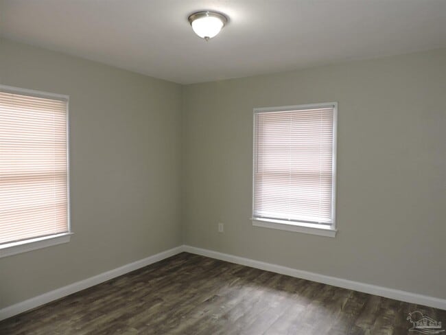 Building Photo - 220 E Highland Dr