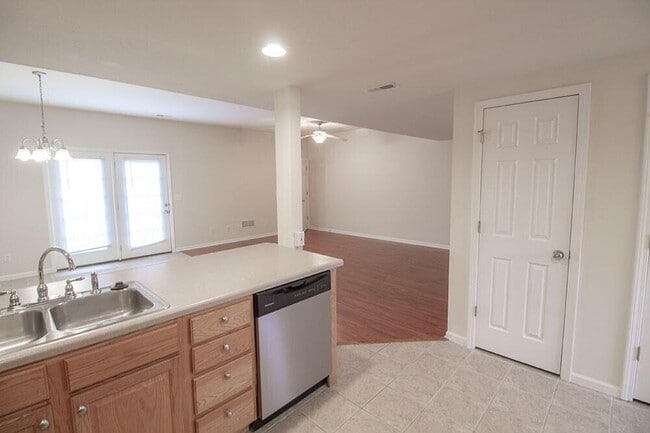 Building Photo - 1932 Center St