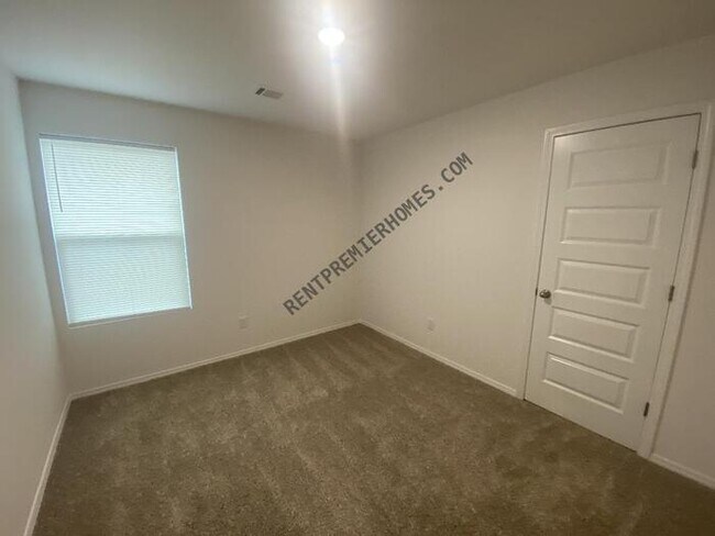 Building Photo - 5 Vineyard Dr
