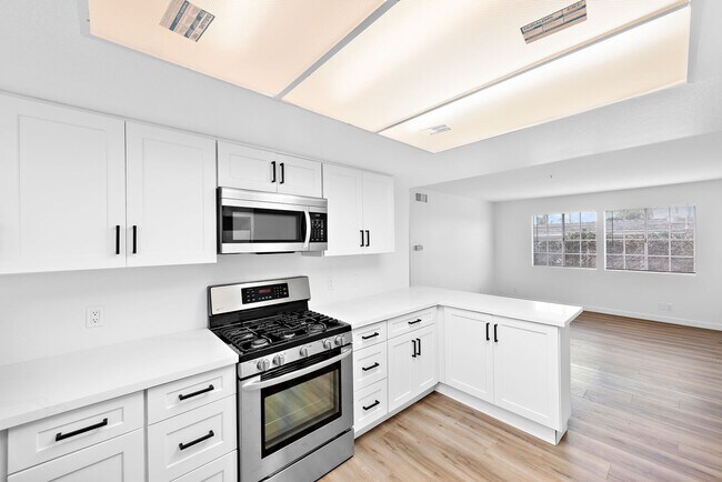 Building Photo - 211 Avenida Miramar