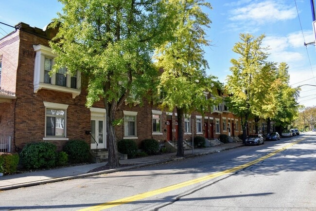 Building Photo - Spacious Four Bedroom in Squirrel Hill! Close to CMU! Ample Natural Light! Call Today!