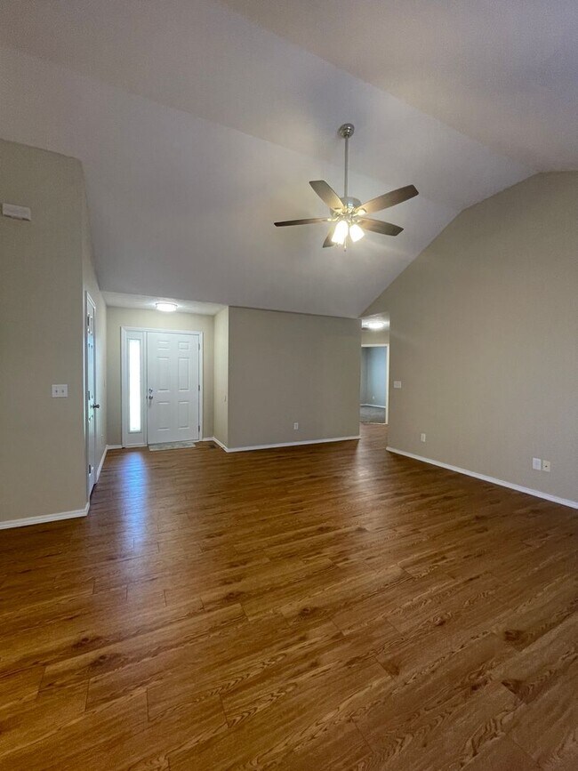 Building Photo - Executive Rental in Willard School District