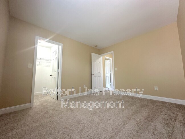 Building Photo - 6223 Woodland Commons Dr