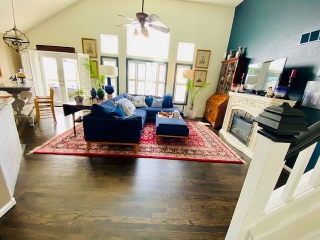 Building Photo - Beautiful Furnished 3 Bedroom/2.5 Bathroom Single Family Home with Flexible Lease terms.