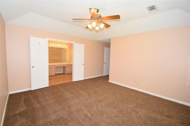 Building Photo - 18010 Golden Ridge Dr