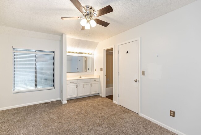 Building Photo - Shawnee Condo all redone close to Shops an...