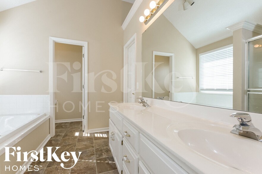 Building Photo - 711 Old Paint Rd