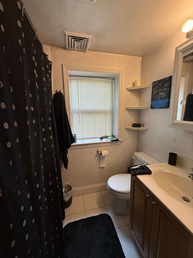 Building Photo - Spacious, Renovated Brighton / Oak Square area Condo with parking for September 1st - NO FEE