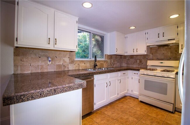 Building Photo - 8211 Pilgrims Pl