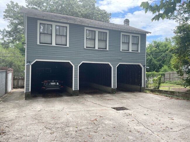 Building Photo - 3 Bedroom 2 1/2 Bath Updated Historic Home