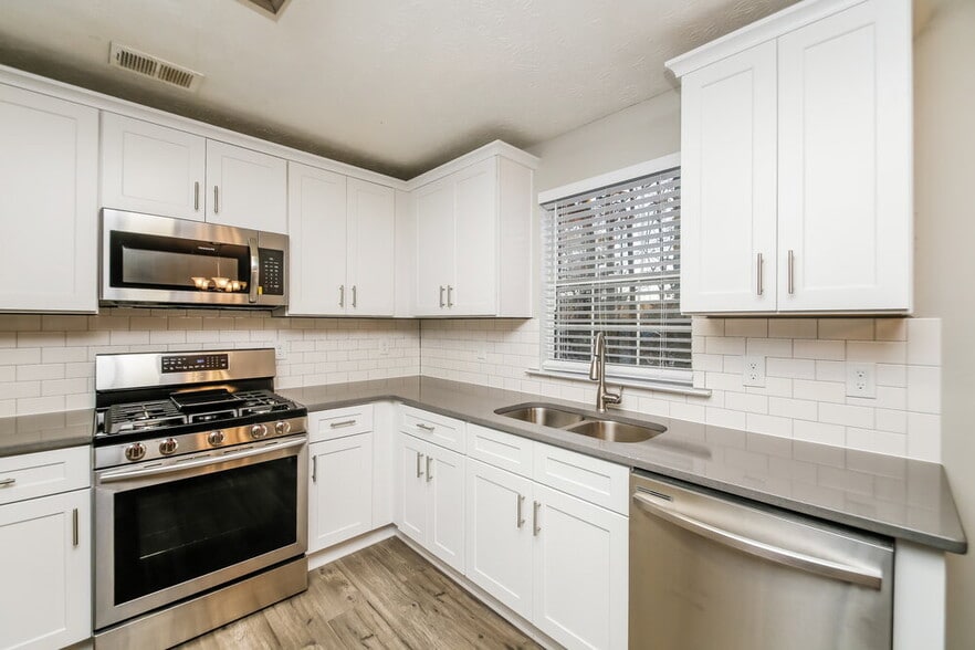 Building Photo - 3818 Landgraf Cove