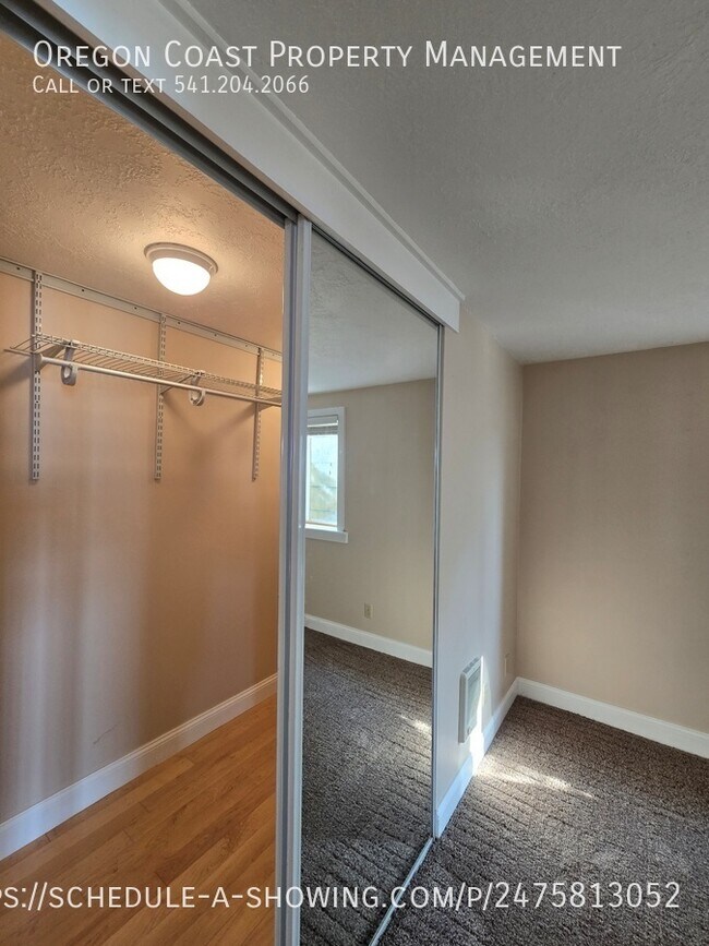 Building Photo - Ocean Views 1bed/1bath Upstairs Unit