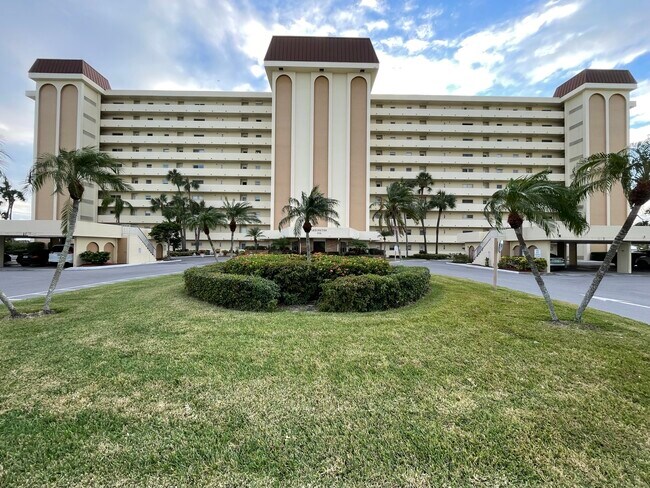 Building Photo - 4750 Cove Cir