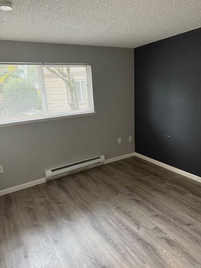 Building Photo - 3 Bedroom 2 Bath Lower Unit Walkout Patio Lynnwood $2100 per month