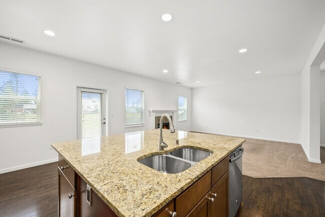 Building Photo - Spacious 4-Bed Puyallup Home For Rent | 3-Car Garage & Quick Commute to JBLM!