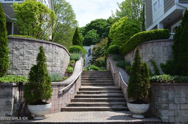 Building Photo - 453 E Putnam Ave