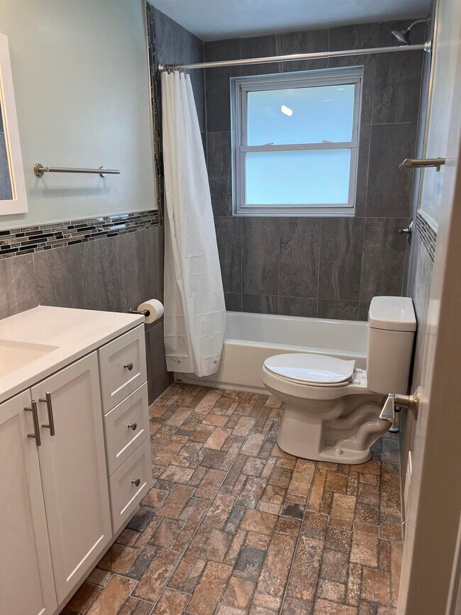 Building Photo - 620 1st St SE