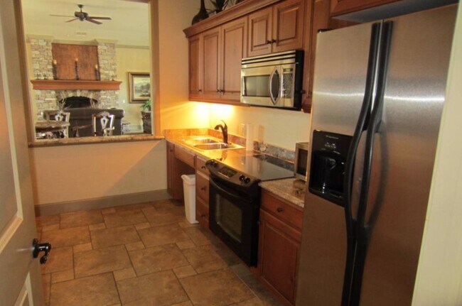 Building Photo - 810 S Dixie Dr
