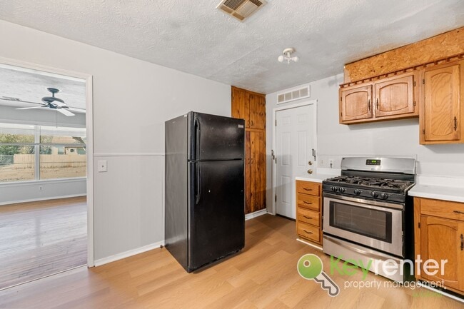 Building Photo - Beautifully Updated 3-Bedroom Home in Central Wichita!