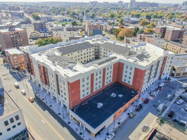 Building Photo - 455 Main St