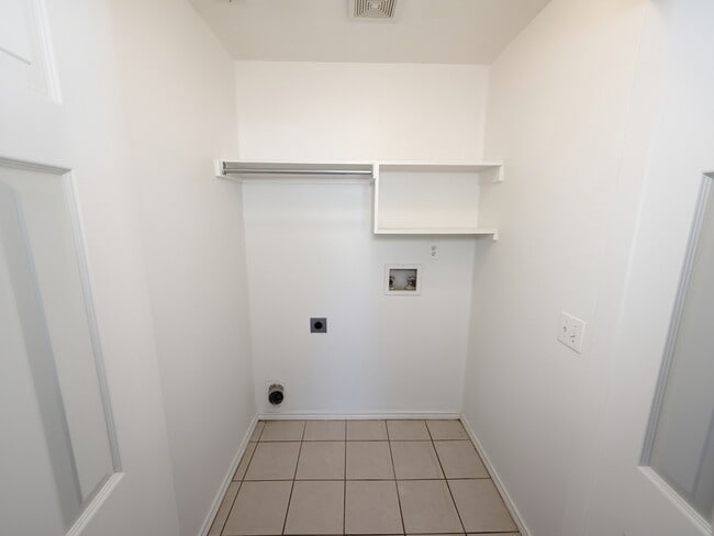 Building Photo - 919 Farmington Rd