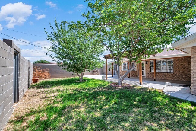 Building Photo - 1800 W 23rd St