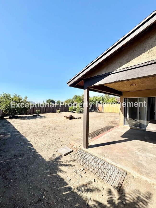 Building Photo - Ready to move in 3 bedroom 2 bath home