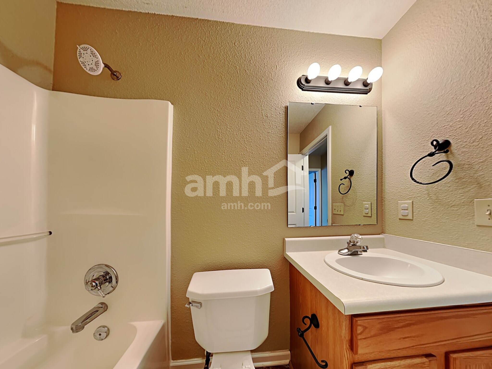 Building Photo - 220 Longview Bend